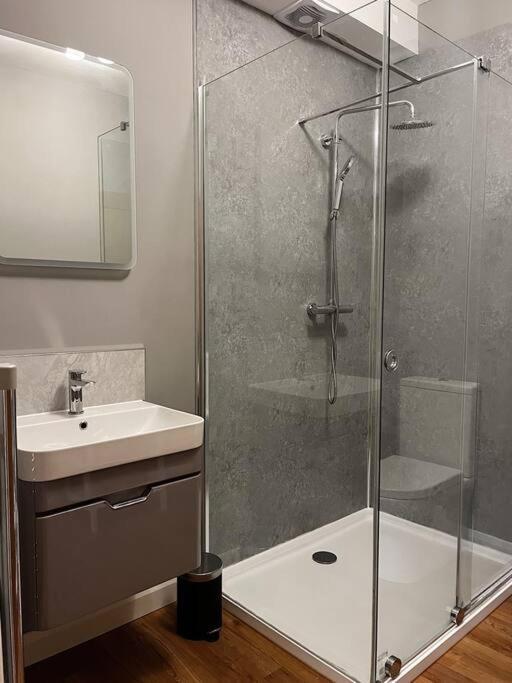 Modern Ground Floor Apartment 토드모던 외부 사진